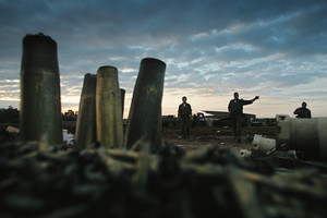Cartridge towers: Israeli soldiers advance towards Gaza