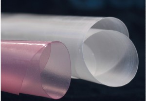 Una película rosa que contiene extracto de uva en su composición, y una transparente, que contiene canela