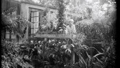 Jardim da casa de Frederico Carlos Hoehne, com a filha do botânico em meio às plantas.