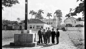 Membros do Conselho Florestal do Estado, no largo da Matriz de Ubatuba, durante excursão em 1940.