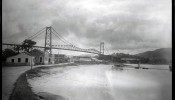 Ponte Hercílio Luz que liga o continente com a ilha de Florianópolis, fotografada em excursão ao litoral desde Santos até Laguna (Santa Catarina) em 1929.
