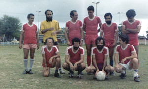 Em campo em 1982 (primeiro agachado à direita) 