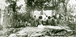 Cartão que retrata missa feita por salesiano na floresta, por volta de 1905, para impressionar os índios