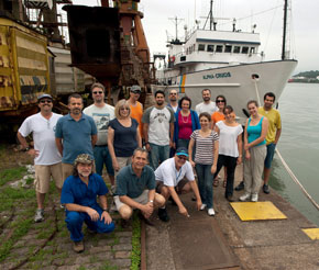 The team that worked on the first mission of the Alpha-Crucis, from left: Osmar Moller (FURG), Carlos França (IO-USP), Francisco Vicentini (IO), Chris Meinen (NOAA), Silvia Garzoli (NOAA), Alberto Piola (SHN/UBA, Argentina), Ulises Rivero (NOAA), Filipe Silva (IO), Edmo Campos (IO), Luis Nonnato (IO), Glaucia Berbel (IO), Priscila Farias (INPE), Alvaro Cubiella (UBA, Argentina), Cristina Schultz (INPE), Alyne Affonso (IO), Sarah Sarubo (IO) e Pablo Oliveira (INPE)