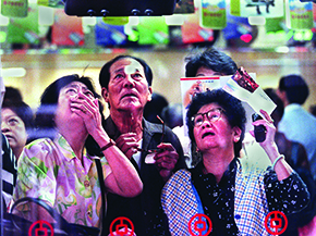 Panicked: observers accompanying fall of stock prices on the Hong Kong stock exchange during the 1997 crisis