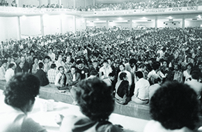 Asamblea de metalúrgicos en el ABC, cuna de las huelgas del finales de los años 1970: el intento de despolitizar los sindicatos acabó por politizar las negociaciones salariales