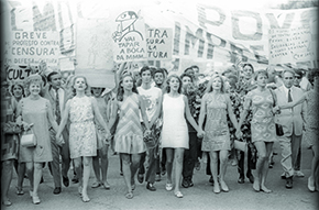 Actors on strike against censorship in 1968, in the “March of the 100,000” in Guanabara