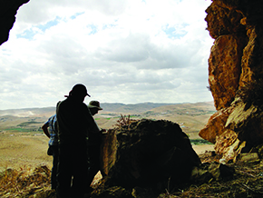 Caverna en el valle del río Zarqa, en Jordania: la región puede haber sido una de las primeras paradas luego de que el género Homo saliera de África