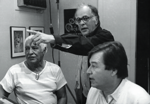 Dirigindo o programa de TV A música segundo Tom Jobim, de 1984, entre Dorival Caymmi e Jobim