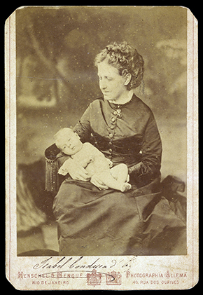 La princesa Isabe, en foto de 1875, con un bebé
