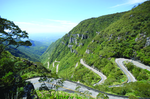 ... y la carretera Florianópolis-São Joaquim, que atraviesa la sierra del Rio do Rastro en el estado de Santa Catarina, con rocas volcánicas formadas hace 134 millones de años