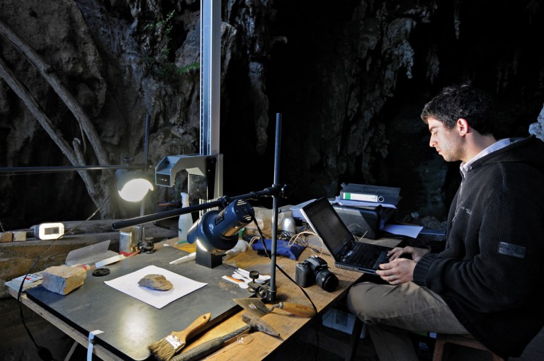 André Strauss em sua mesa de trabalho na Lapa do Santo