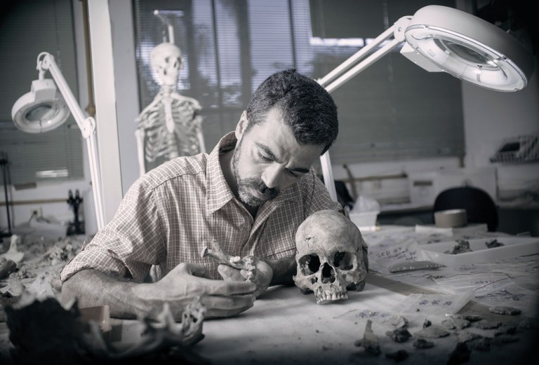 ... e analisa ossadas no LEEH