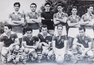 In 1957, Levi (center, in black) played goalie for the Dante Alighieri High School soccer team, in São Paulo