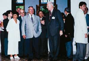 Guido Levy with then-governor Mário Covas at the re-inauguration of the intensive care unit of the Emílio Ribas Institute, in 2000