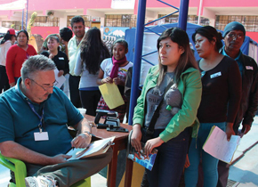 Fila no Peru, para uso do kit de aparelhos portáteis da EyeNetra