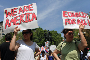 Nueva York, 1º de mayo de 2010: centenas de latinos protestan contra una ley que exigía documentos de residencia a inmigrantes sospechosos de ser ilegales         