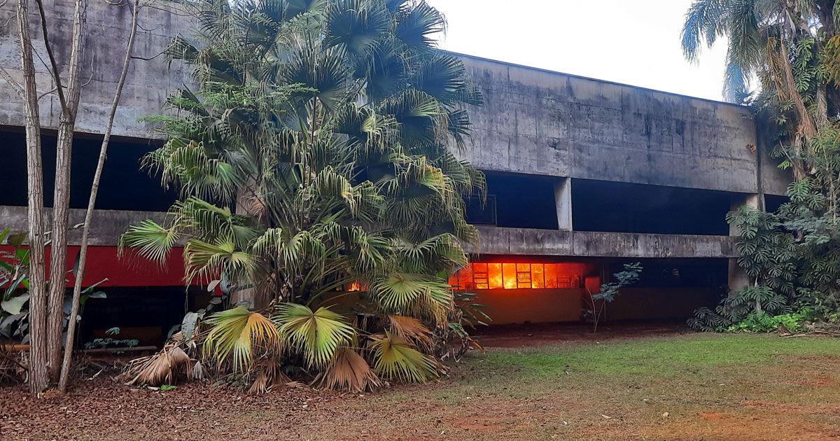 Incêndio destrói laboratórios do Instituto de Biociências da Unesp, em Rio Claro