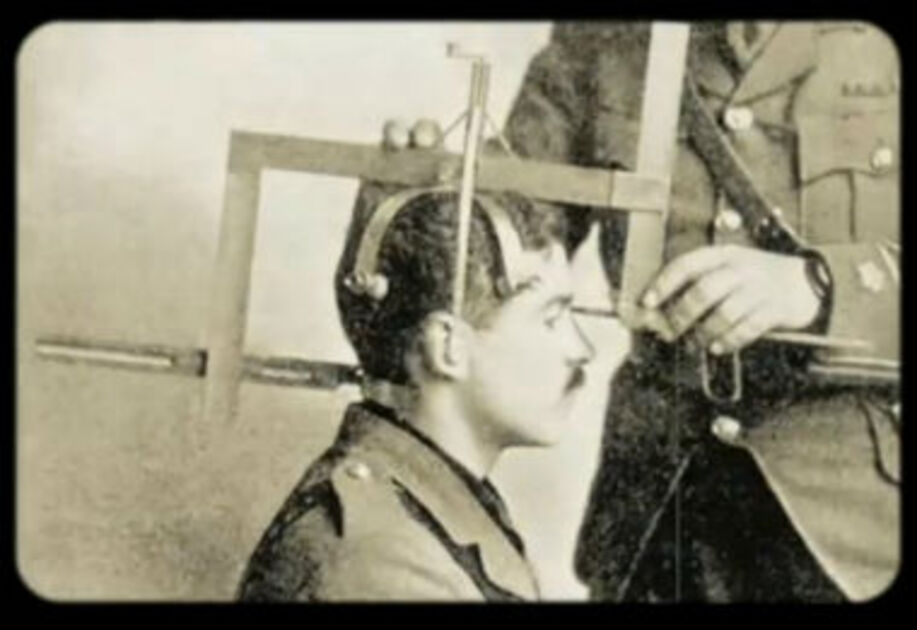Eugenistas medindo crânio das pessoas
