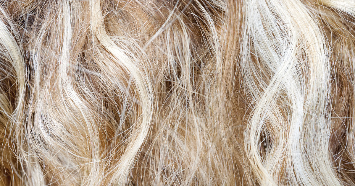 Como danos causados por descoloração e raios ultravioleta mudam as propriedades do cabelo