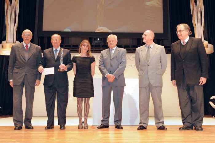 Premiação de Medicina (esq. para a dir.): Adib Jatene, Ricardo Pasquini, Renata Caruso Fialdini, Erney Plessmann de Camargo, José Renato Nalini e João Otaviano (secretário municipal de Gestão)