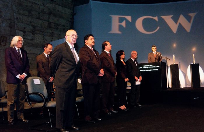 Os ganhadores do Prêmio FCW de Arte, Ciência e Cultura 2004 durante a cerimônia no Masp