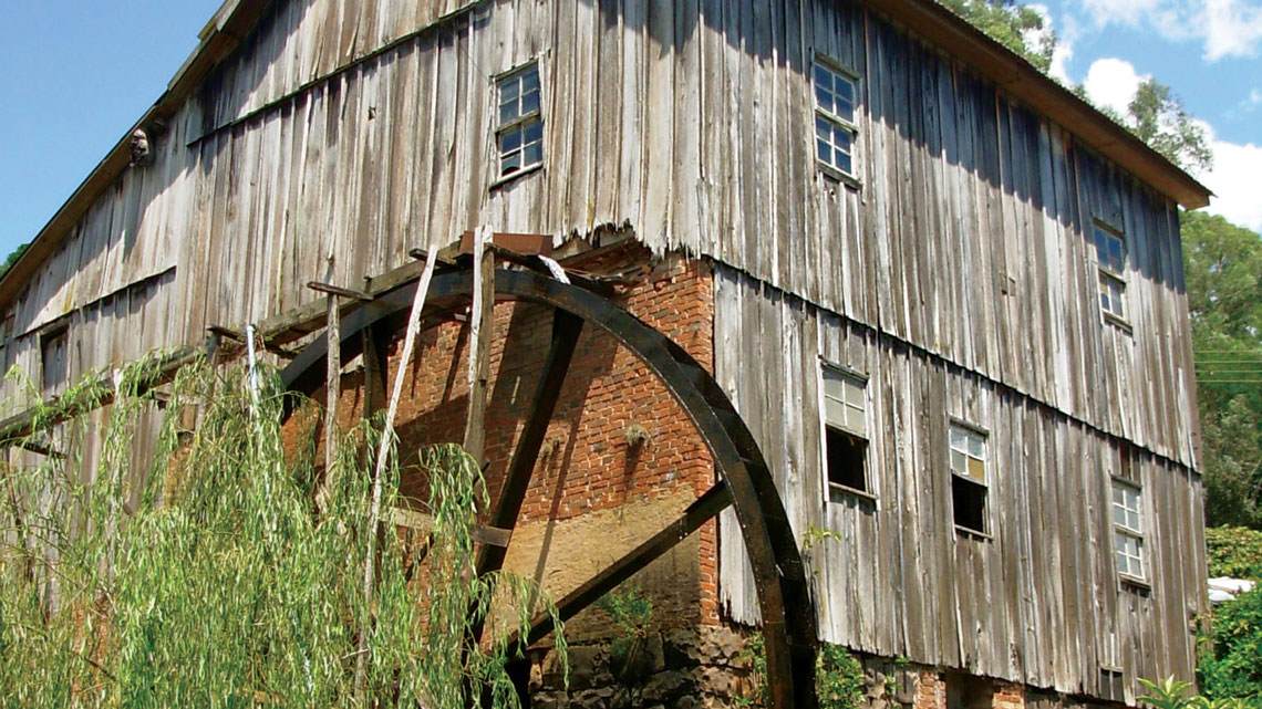 edifício medieval de fazenda europeia. moinho para fazer farinha