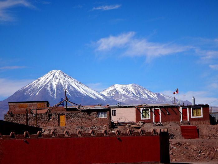 San Pedro de Atacama:
vilarejo de 3 mil moradores a 2.400
metros de altitude que constitui a base
para as expedições aos raros lagos, salinas e vulcões da região