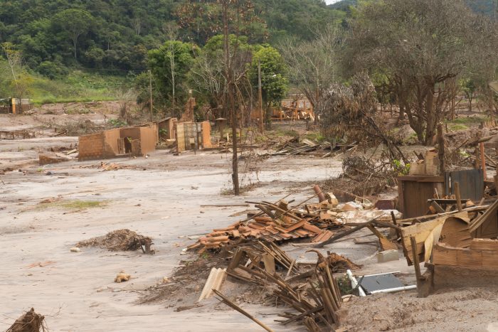 Seis meses depois do rompimento da barragem da Samarco, os sinais de destruição ainda são visíveis no povoado de Paracatu, em Minas Gerais (MG)