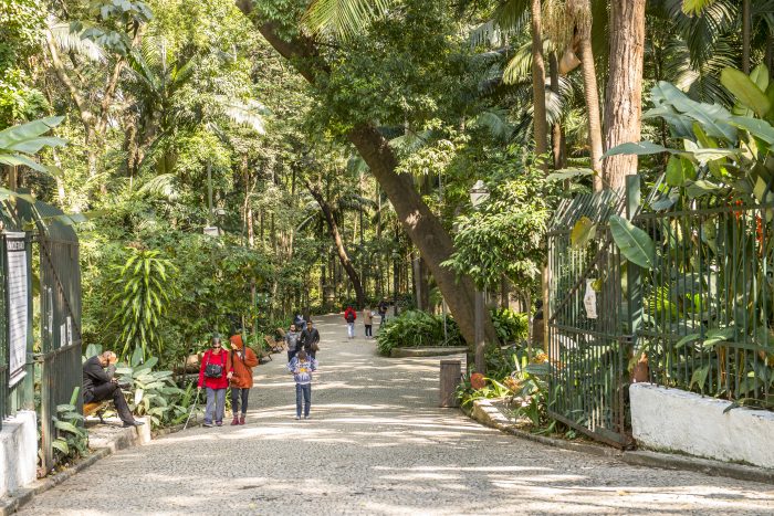 Entrada principal do Parque Trianon com vegetação remanescente da Mata Atlântica em plena avenida Paulista