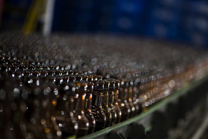 Garrafas preparadas para o envase de cerveja na fábrica da Ambev em Guarulhos, na Grande São Paulo. O Brasil é um dos maiores consumidores mundiais da bebida