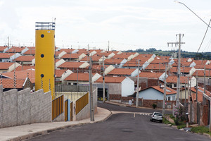 Escola (torre amarela) e vista geral de casas da população de baixa renda, ao norte de Presidente Prudente 