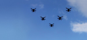 Drones voando em formação
