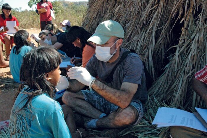 Exámenes de indígenas de la etnia Xavante en el estado de Mato Grosso...