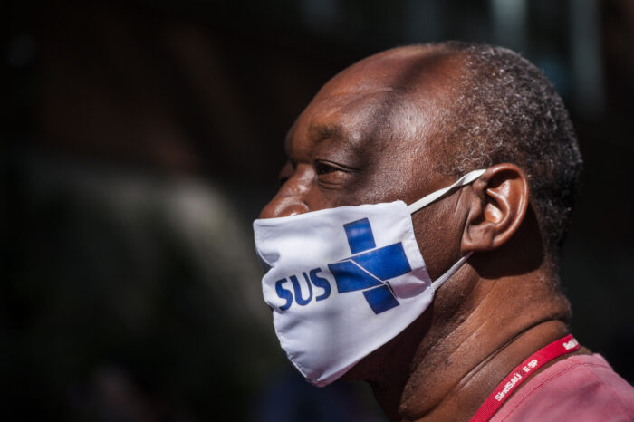 Rubens da Silva, técnico de laboratório do Hospital das Clínicas de São Paulo, no dia em que recebeu a primeira dose da Coronavac, imunizante contra o vírus Sars-CoV-2