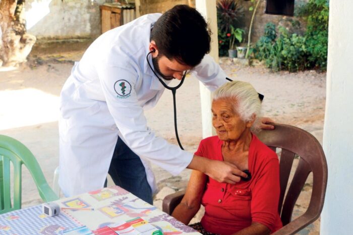 Family Health Team treating a woman in Marabá, Pará