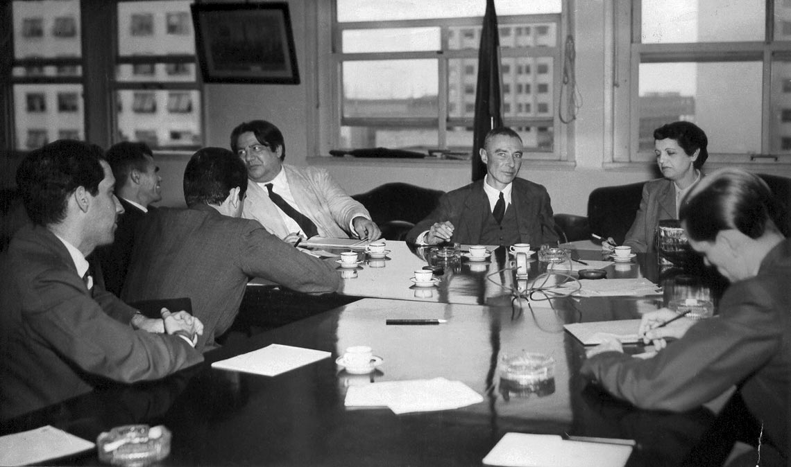 J. Robert Oppenheimer (ao centro) visita CNPq em 1953