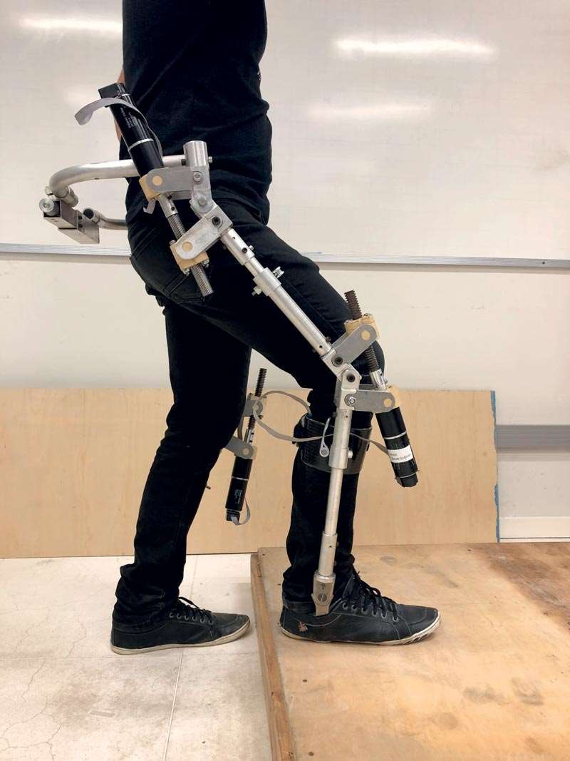 Robot Inteligente Con Movimientos Quepeños
