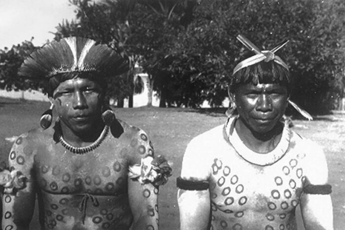Em fotos de Frikel, pinturas e adornos dos moradores do Parque Indígena do Xingu: dois indígenas Suyá (1968)...