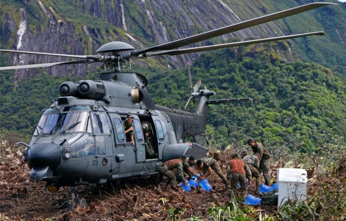 Helicóptero do Exército transportava os pesquisadores e os equipamentos ao alto da serra