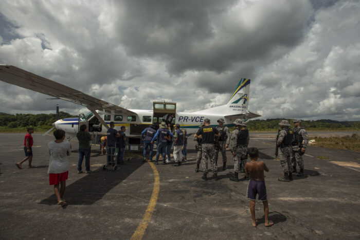 Recenseadores acamparam na base de Surucucu, mantida pelas Forças Armadas brasileiras na Terra Indígena Yanomami. De lá, saíam diariamente em helicópteros ou aviões rumo às aldeias
