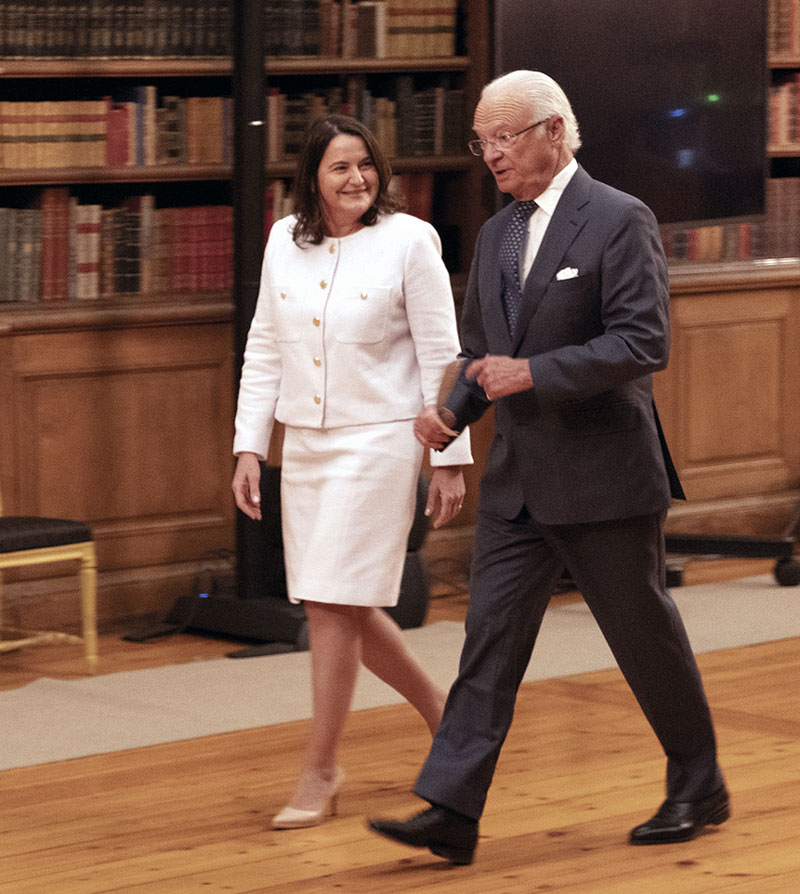 A pesquisadora e o rei Carl XVI Gustaf durante evento no Palácio Real sueco