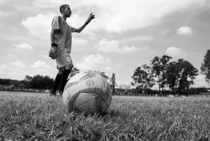 Aos finais de semana, o Campo de Marte se transforma em palco de inúmeras partidas de futebol de várzea