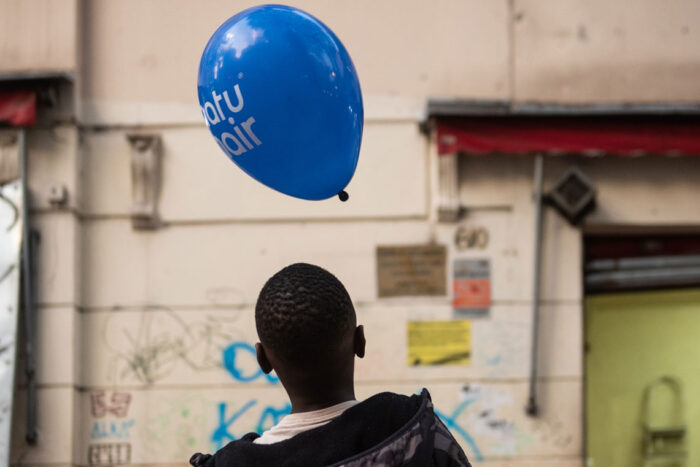 O número de crianças imigrantes tem crescido no Brasil. Muitas chegam acompanhando os pais em busca de refúgio ou melhores condições de vida. Na foto, menino angolano brinca no centro de São Paulo